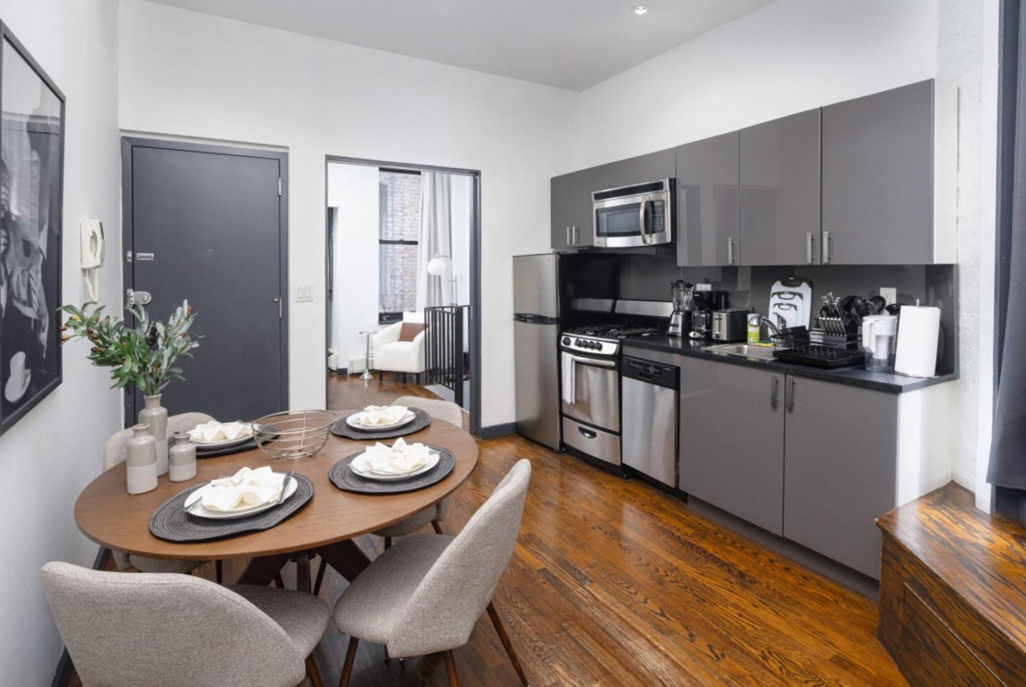 Spacious 4bd With Backyard In Manhattan New York